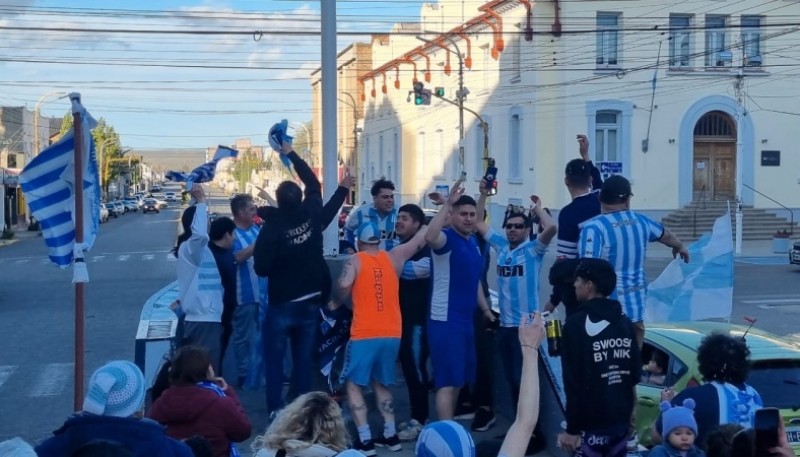 Racing se consagró campeón y los hinchas celebraron en el centro de Río Gallegos