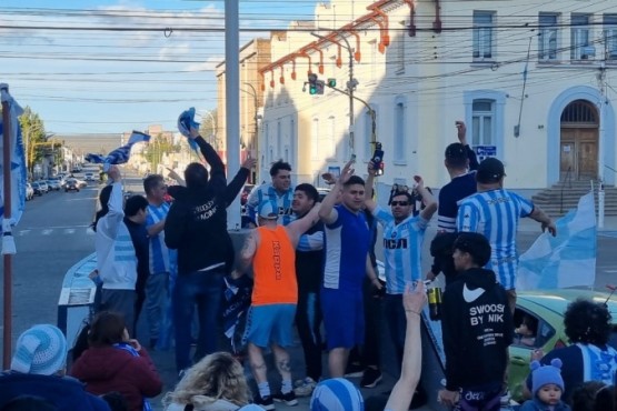 Racing se consagró campeón y los hinchas celebraron en el centro de Río Gallegos