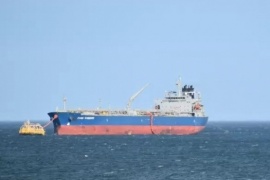 El súper petrolero Cabo Vírgenes ya está cargando crudo en Caleta Olivia