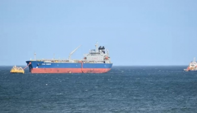 El súper petrolero Cabo Vírgenes ya está cargando crudo en Caleta Olivia