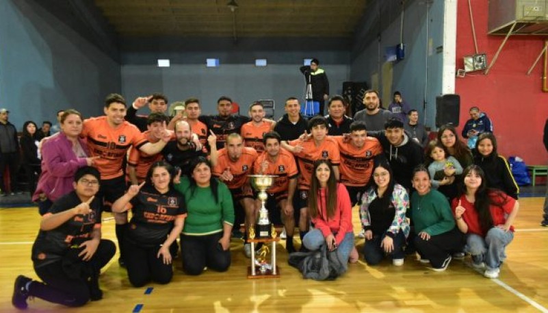 El Naranja festejó en familia. (Foto: TPLP) 