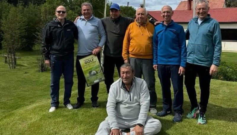 El cónsul argentino y la delegación del RGGC y una foto para el recuerdo.(Foto: MGC)