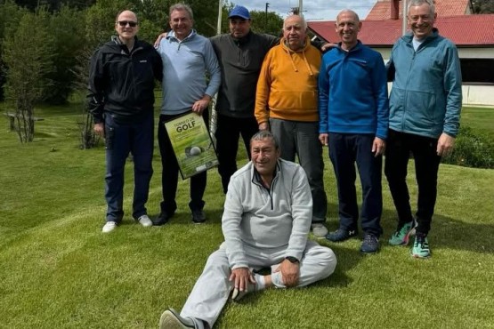 El cónsul argentino y la delegación del RGGC y una foto para el recuerdo.(Foto: MGC)