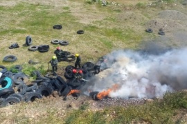 Bomberos tratan de sofocar un incendio de cubiertas en una cantera