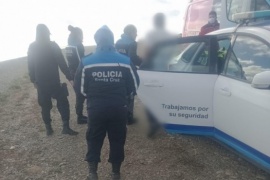 Policía rescata a un hombre que estaba en el agua