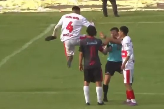 Violencia en la cancha: Patada voladora contra el árbitro de Huracán-Olimpia