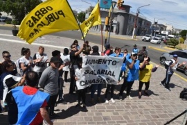 Municipales en huelga se manifiestan en el microcentro