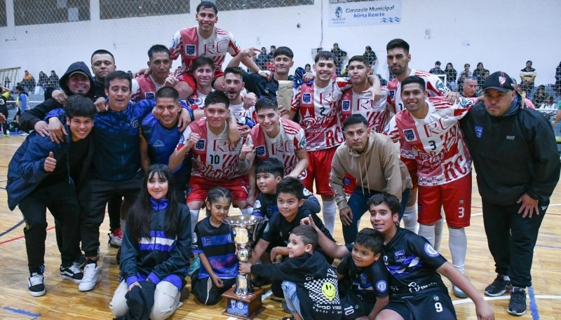 El ganador, la copa y su gente. (Foto: Mauro Gogol)