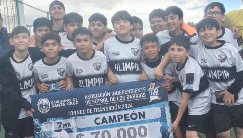 Los chicos del Albo se llevaron la copa y un cheque de $70.000. (Foto: Que Golazo)