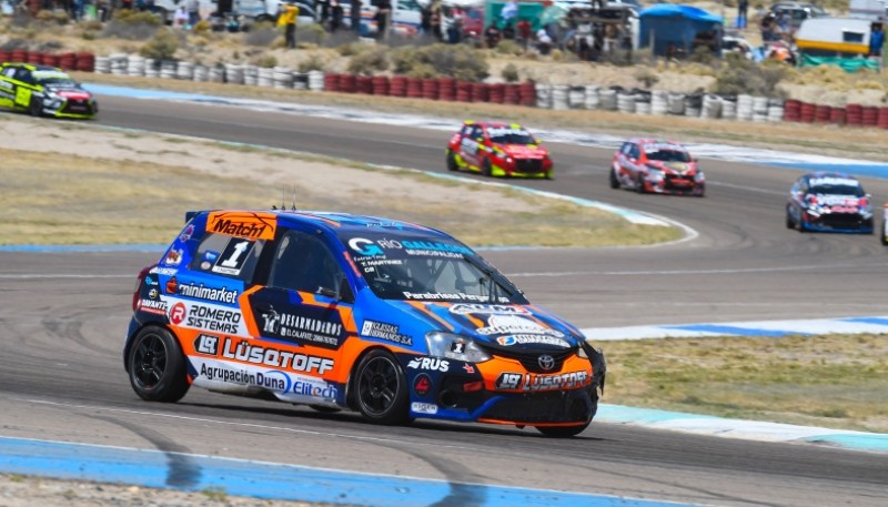 El auto del campeón, en una de las vueltas que pudo dar este domingo. (Foto: APAT)