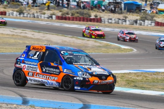 El auto del campeón, en una de las vueltas que pudo dar este domingo. (Foto: APAT)