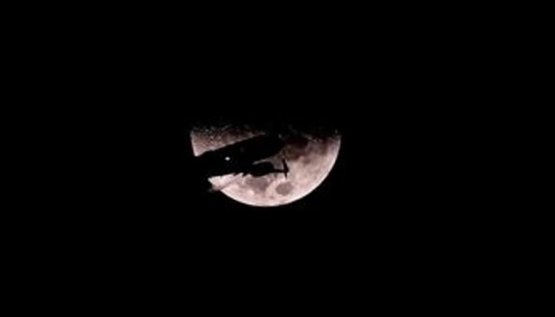 El avión vuela frente a la Luna previo a aterrizar en México.