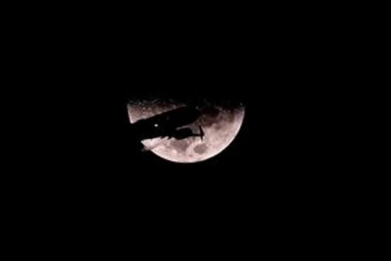 El avión vuela frente a la Luna previo a aterrizar en México.