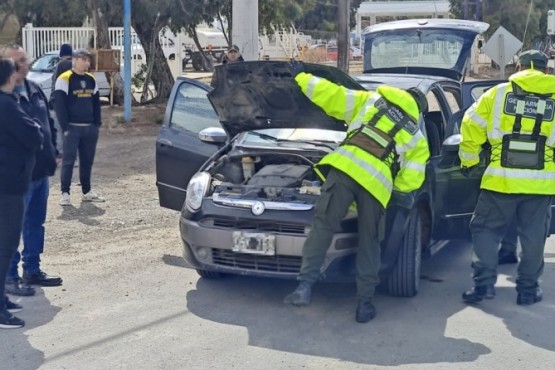 Inspeccionan un vehículo y detectan dosis de cocaína dentro de una mochila