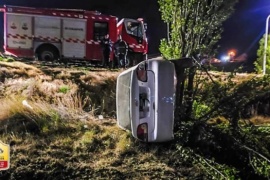 Volcó en una bajada y fue sujetado por un árbol