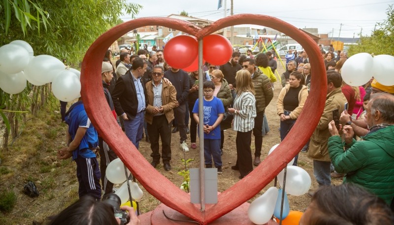 Pablo Grasso encabezó la imposición de nombre de la Plaza 