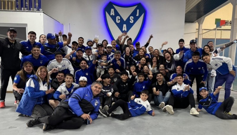 En San Julián, los festejos siguieron después del partido afuera de la cancha. (Foto: ACASJ)