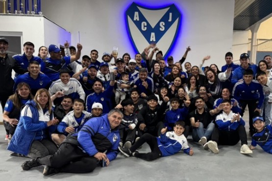 En San Julián, los festejos siguieron después del partido afuera de la cancha. (Foto: ACASJ)