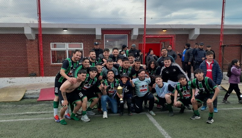 El Tricolor posó con la copa al finalizar el cotejo. (Foto: Ahora Calafate)