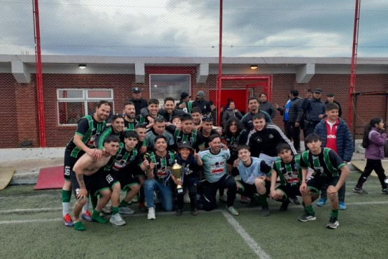 El Tricolor posó con la copa al finalizar el cotejo. (Foto: Ahora Calafate)