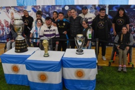 Furor en Río Gallegos al ver las Copas de la Selección Nacional