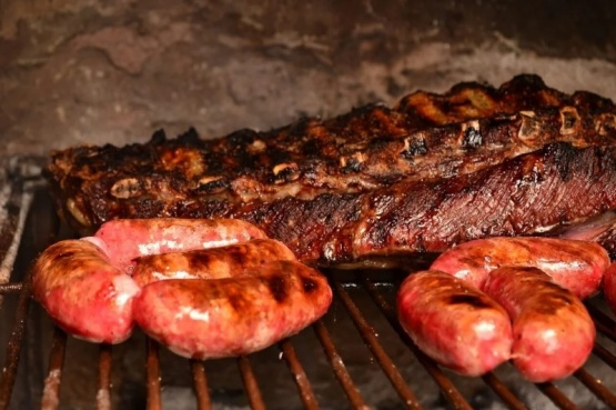 Murió el parrillero de un restaurante y obligaron a los empleados a seguir trabajando junto al cuerpo