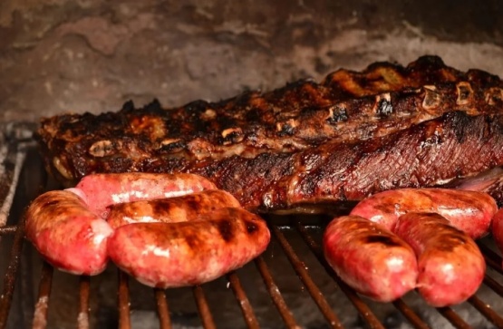 Murió el parrillero de un restaurante y obligaron a los empleados a seguir trabajando junto al cuerpo