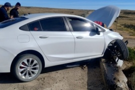 Rescatan a una mujer atrapada en un auto