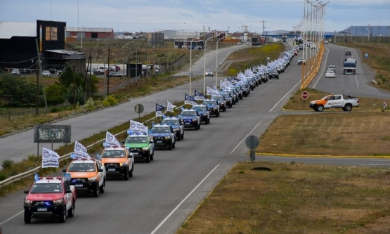 Vidal encabezó caravana para presentar nuevos móviles