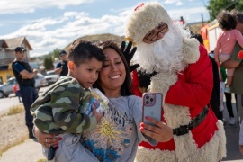 Más de un millar de niños desfrutaron de la presencia en los barrios de Papá Noel