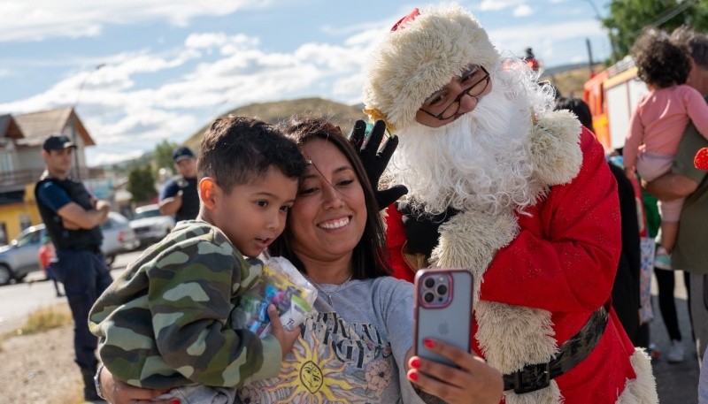 Más de un millar de niños desfrutaron de la presencia en los barrios de Papá Noel