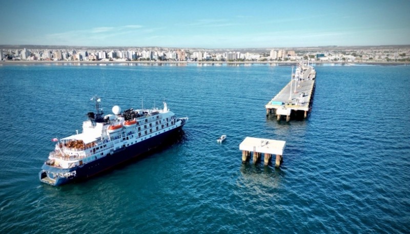 Arribó a Puerto Madryn el lujoso buque Island Sky