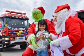 Papá Noel recorrió los barrios de Río Grande de la mano de los Bomberos Voluntarios