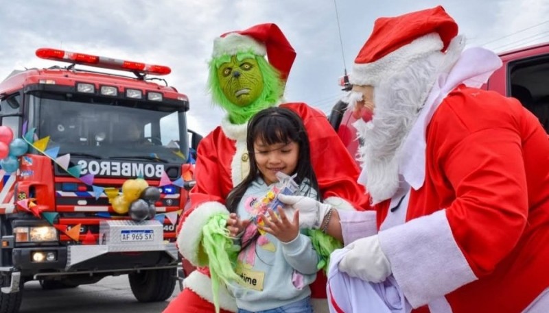 Papá Noel recorrió los barrios de Río Grande de la mano de los Bomberos Voluntarios