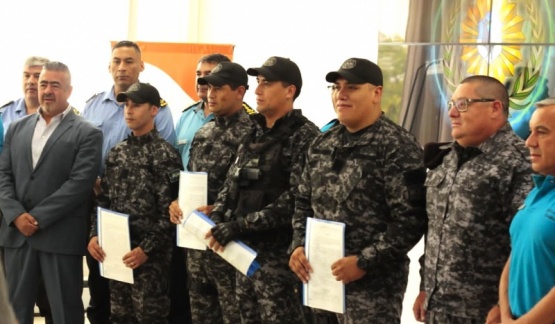 Gobierno del Chubut reconoció a policías que rescataron a dos jóvenes en Playa Bonita