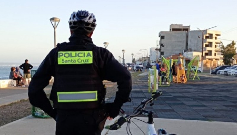 La policía salva a tres menores que se ahogaban en el mar 