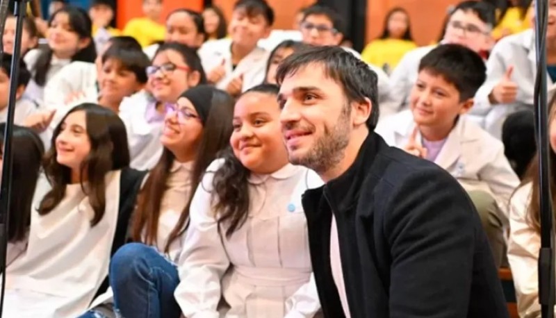 Torres cumplió su promesa y donó el primer año de su salario a las escuelas de Chubut