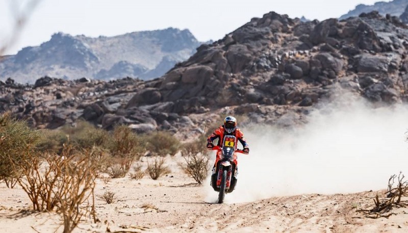 El australiano voló con su moto. (Foto: Rally Dakar)