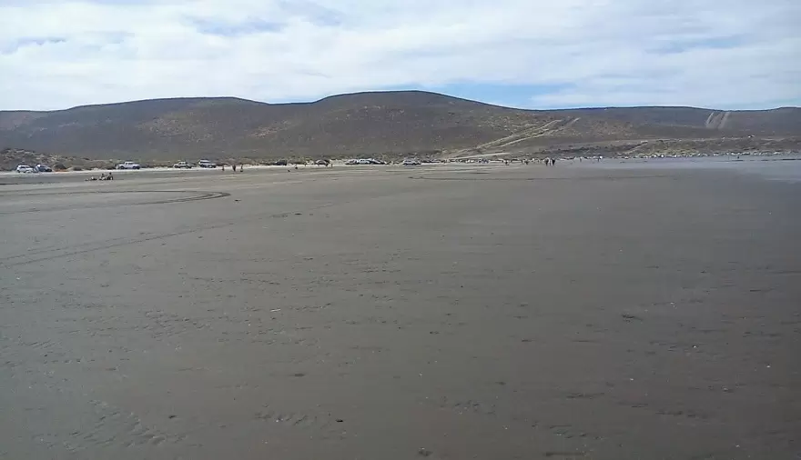 Dos adolescentes casi se ahogan en Playa Alsina, una está en grave estado