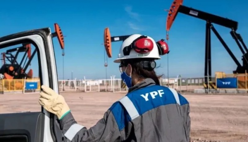 YPF informó a sus contratistas en Santa Cruz que costeará la indemnización (más un plus del 20%) de aquellos operarios que acepten salir voluntariamente de sus yacimientos en la provincia.