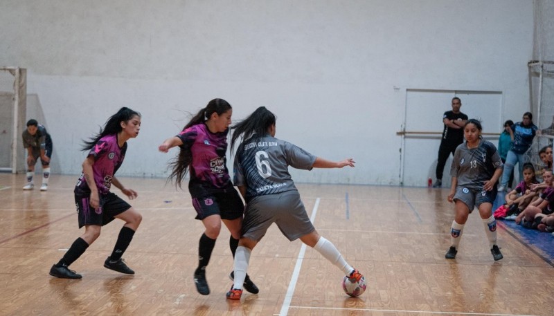 Los equipos del femenino se juegan sus últimas cartas para seguir en el certamen. (Foto: Mauro Gogol)