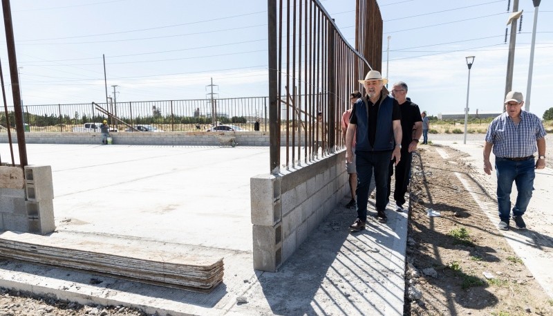 El intendente recorrió los playones socio-deportivos, que se están construyendo en Padre Corti y en el 