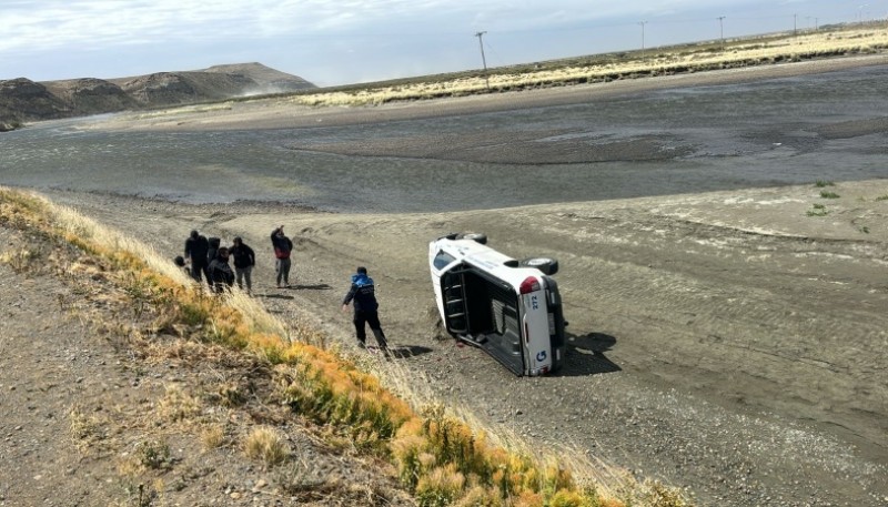 Volcó camioneta de la municipalidad en la ruta hacia la Virgen de Güer Aike