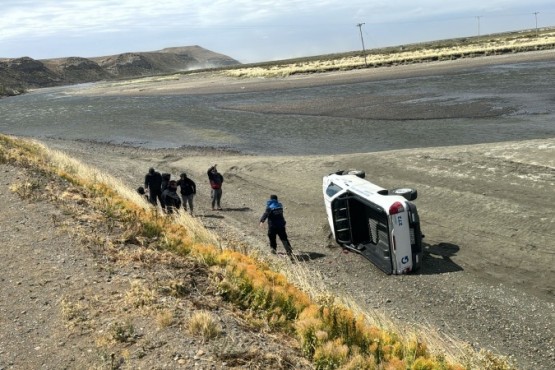 Volcó camioneta de la municipalidad en la ruta hacia la Virgen de Güer Aike