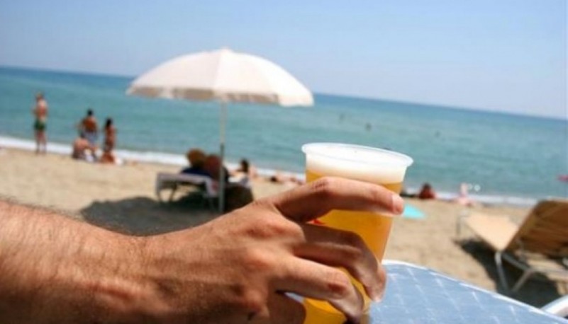 Turista argentino multado por beber alcohol en una playa de Chile . (imagen ilustrativa)