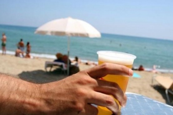 Turista argentino multado por beber alcohol en una playa de Chile . (imagen ilustrativa)