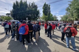 Trabajadores de UOCRA continúan reclamando la reactivación de las represas