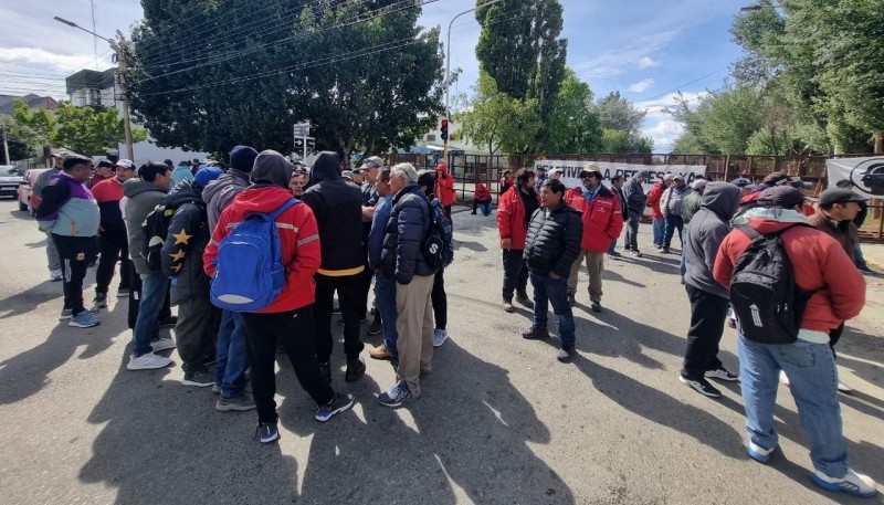 Trabajadores de UOCRA continúan reclamando la reactivación de las represas.(JCC)