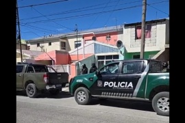 Allanan tres casas en busca de los sospechosos de disparar a un joven