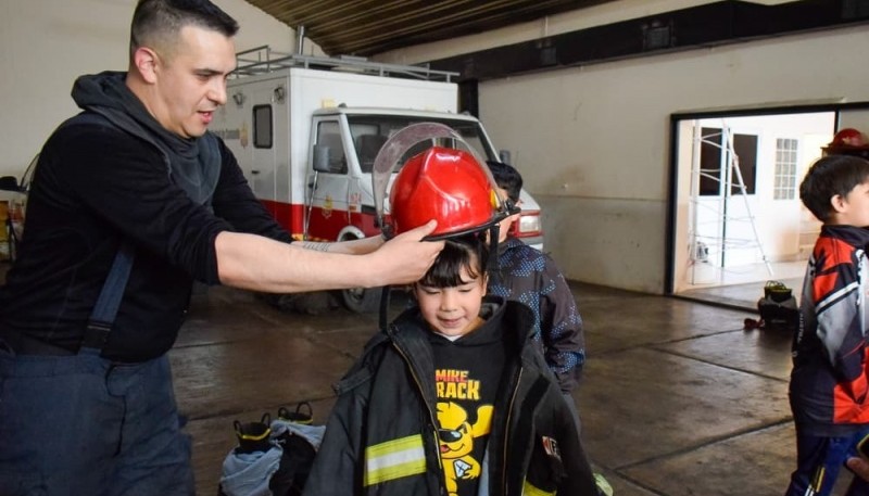 Niños y niñas visitaron el Cuartel de Bomberos junto a Turismo Municipal